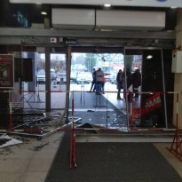 В Харькове авто влетело внутрь торгового центра, протаранив двери (фото, видео)