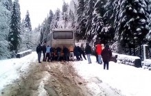 На Закарпатье автобус оказался в снежной ловушке (видео)