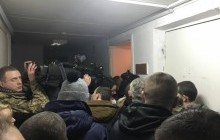 "Підтримка" сина Авакова: через чоловіків у камуфляжі не всі журналісти змогли потрапити до зали суду (фото, відео)