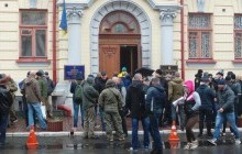 Справа засудженого до 13 років українського прикордонника: під будівлею суду зібралися побратими, нардепи та активісти (фото)