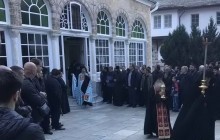 На Святой Горе Предстоятель УПЦ молился перед мощами великомученика Артемия в день его памяти