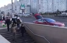В Киеве заметили дедушку на Tesla, продававшего мед у входа в метро (видео)