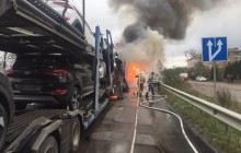 Смертельна ДТП на Рівненщині: зіштовхнулись та загорілись вантажівки, які перевозили легкові авто (фото, відео)