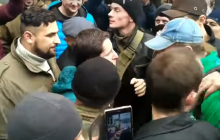 "Давай на**й звідси": у Києві Шкіряка хотіли засунути в сміттєвий бак (відео)