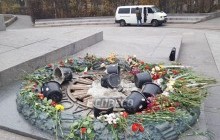"Ганебний приклад неповаги до історії": у Києві вандали залили цементом Вічний вогонь (фото)