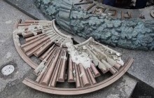 У Вечного огня полиция нашла 8 ведер, в которых вандалы принесли цемент