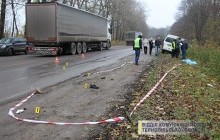 На Тернопільщині автомобіль збив чоловіка, який стояв поряд з власною машиною (фото)
