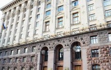 У КМДА увірвалося близько 100 протестувальників через "заморожене" будівництво (відео)