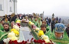 В Почаєв тисячі віруючих прибули вшанувати преподобного Іова, ігумена Почаївського (фото)