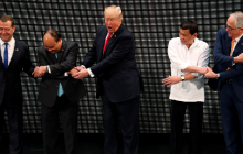 Цей незручний момент: Трамп розсмішив соцмережі своїм рукостисканням і оригінальною мімікою (фото, відео)