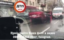 В центре Киева из-за ДТП на мокрой дороге перевернулось авто (фото)