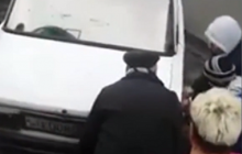 Во Львове пенсионеру и подростку пришлось руками выталкивать авто, мешавшее проехать трамваю