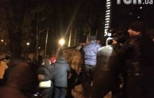Газові балончики та фаєри: у Києві сталися сутички між охороною забудовника та активістами (відео)