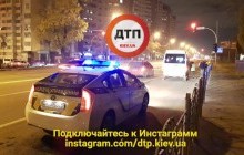 В Киеве произошло ужасное ДТП: пешехода сбили на переходе, его отбросило на два авто (фото)
