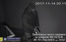 У Тернополі розшукують зловмисника, який з використанням пістолета грабує жінок (Відео)