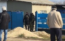 Российские силовики после обыска в доме крымскотатарской учительницы забрали ее мужа