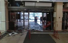В Харькове авто влетело внутрь торгового центра, протаранив двери (фото, видео)