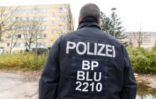 Немецкого полицейского уволили за нацистское приветствие и тату