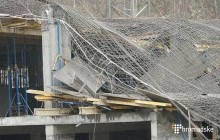 Забудовник пояснив причини обвалу плит на недобудові в Києві, очевидці повідомляють про постраждалих