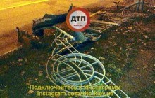 В Киеве водитель врезался в забор и сбежал, оставив документы и даже не закрыв авто (фото)