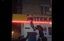 У Києві біля станції метро "Нивки" розгромили лотерейні кіоски, поліція затримала близько 10 людей (відео)