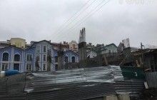 У Києві на Воздвиженці обвалилися перекриття недобудови: на місце прибули "швидкі" (фото)