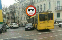 У центрі Києва зупинився рух тролейбусів через припаркований посеред дороги "Лексус" (фото)