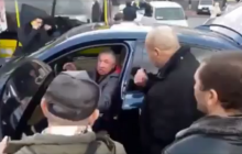 Возле "Лукьяновской" избили водителя, который припарковал автомобиль посреди дороги (видео)