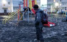 "У скріпах загруз": російського школяра засмоктало в багнюку на дитячому майданчику (відео)