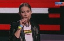 "Совпадение? Не думаю": Собчак пришла на росТВ с сине-желтым браслетом (фото, видео)