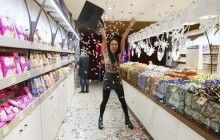 Полетели торты и конфеты: Femen устроили в магазине Roshen на Крещатике "черную пятницу" (фото, видео)