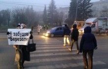 У Тернополі противники забудови майже півгодини блокували рух автотранспорту (фото)