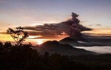 Из-за извержения вулкана Агунг на Бали отменили авиарейсы (фото)
