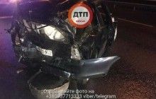 В Киеве бензовоз протаранил Опель, двое человек погибли (видео)