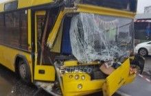 У Києві маршрутний автобус на повному ходу протаранив вантажівку, є постраждала (фото, відео)