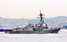 Ракетный эсминец ВМС США идет по Черному морю в Одессу