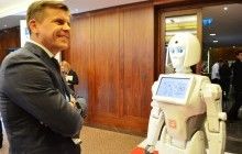 На Міжнародному саміті мерів у Києві робот КІКІ розповіла меру Житомира про його місто