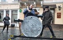В Черновцах открыли памятник неизвестному коррупционеру (фото)