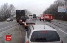 Траса на Чернігів перетворилася на каток: зіштовхнулися одразу 11 авто (відео)