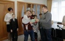 Борис Філатов передав родинам волонтера та військового ордери на нові квартири