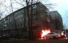 Не копай іншому ями: у Росії чоловік підпалив чужий Mercedes й загорівся сам (відео)