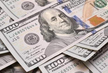 Сколько будут стоить 100 долларов в апреле: прогноз банкира