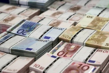 Подумали, что фальшивые: на Сумщине коммунальщики выбросили на свалку 6 тысяч евро, - СМИ