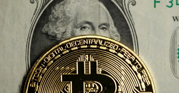 Курс біткойна впав нижче 75 тисяч доларів