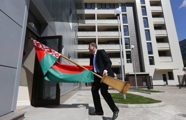 В Беларусь - по загранпаспорту: в МИД объяснили, кому не надо волноваться из-за новых правил