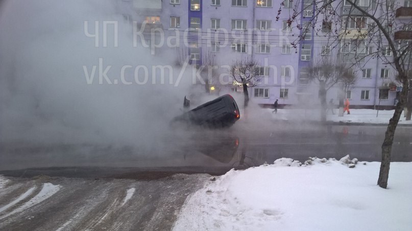 Машина провалилася в яму з окропом / фото vk.com/kraschp Машина провалилася в яму з окропом / фото vk.com/kraschp