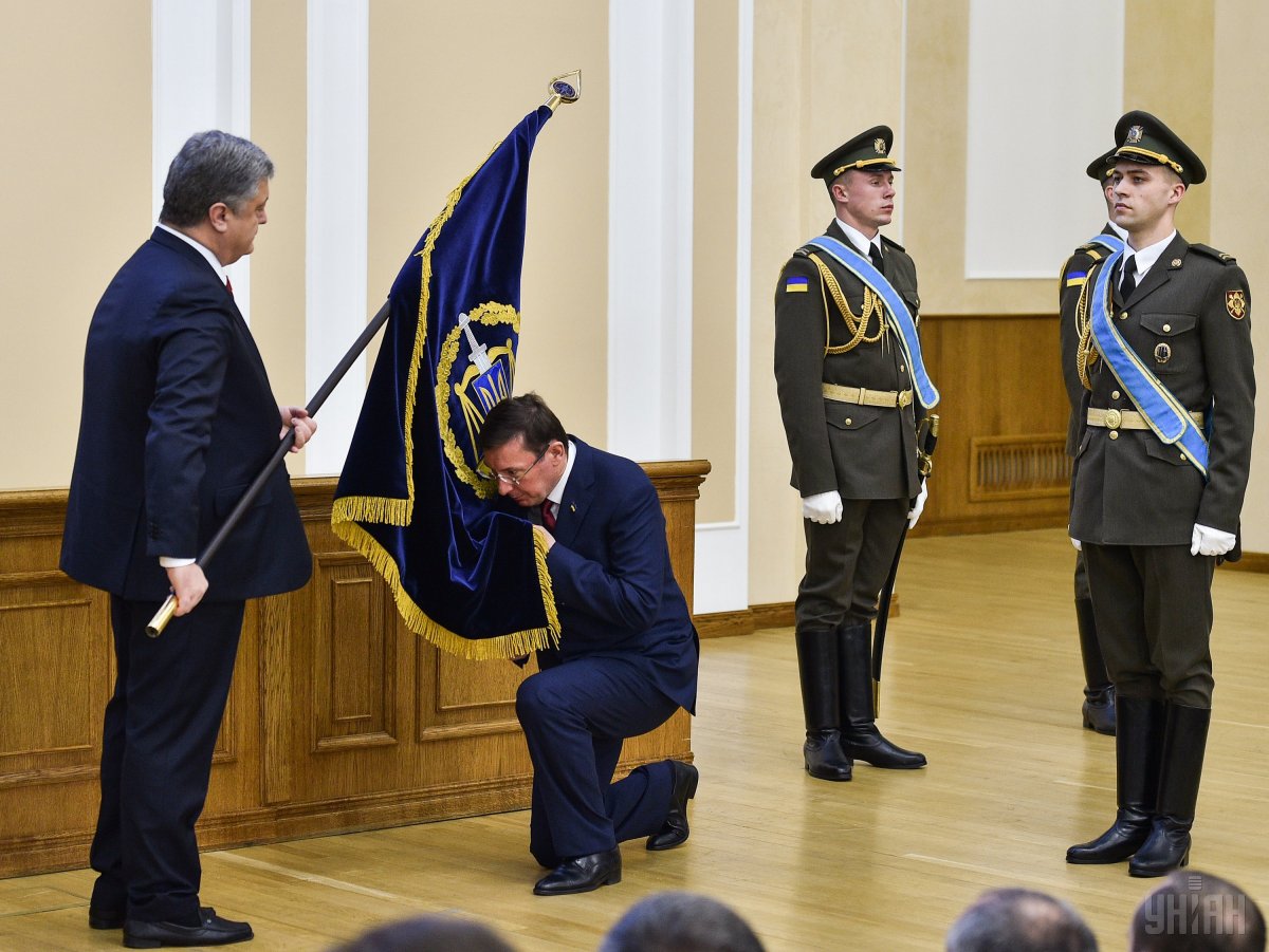 Президент вручив генпрокурору Юрію Луценку новий прапор відомства / фото УНІАН Президент вручив генпрокурору Юрію Луценку новий прапор відомства / фото УНІАН
