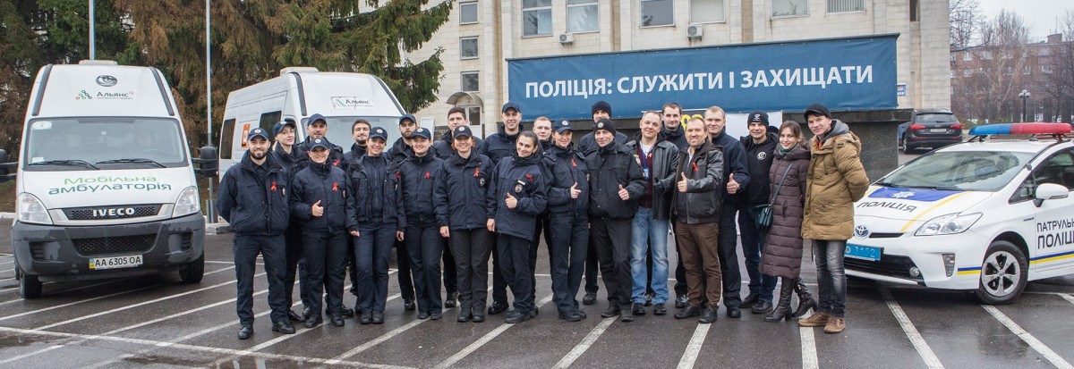 Патрульні поліцейські наділи червоні стрічки та пройшли експрес-тестування на ВІЛ з нагоди Всесвітнього дня боротьби зі СНІДом Патрульні поліцейські наділи червоні стрічки та пройшли експрес-тестування на ВІЛ з нагоди Всесвітнього дня боротьби зі СНІДом