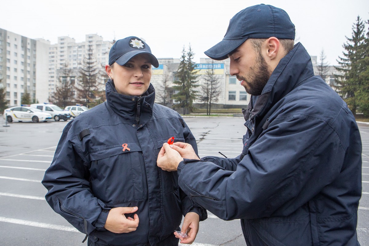 Патрульні поліцейські наділи червоні стрічки та пройшли експрес-тестування на ВІЛ з нагоди Всесвітнього дня боротьби зі СНІДом Патрульні поліцейські наділи червоні стрічки та пройшли експрес-тестування на ВІЛ з нагоди Всесвітнього дня боротьби зі СНІДом