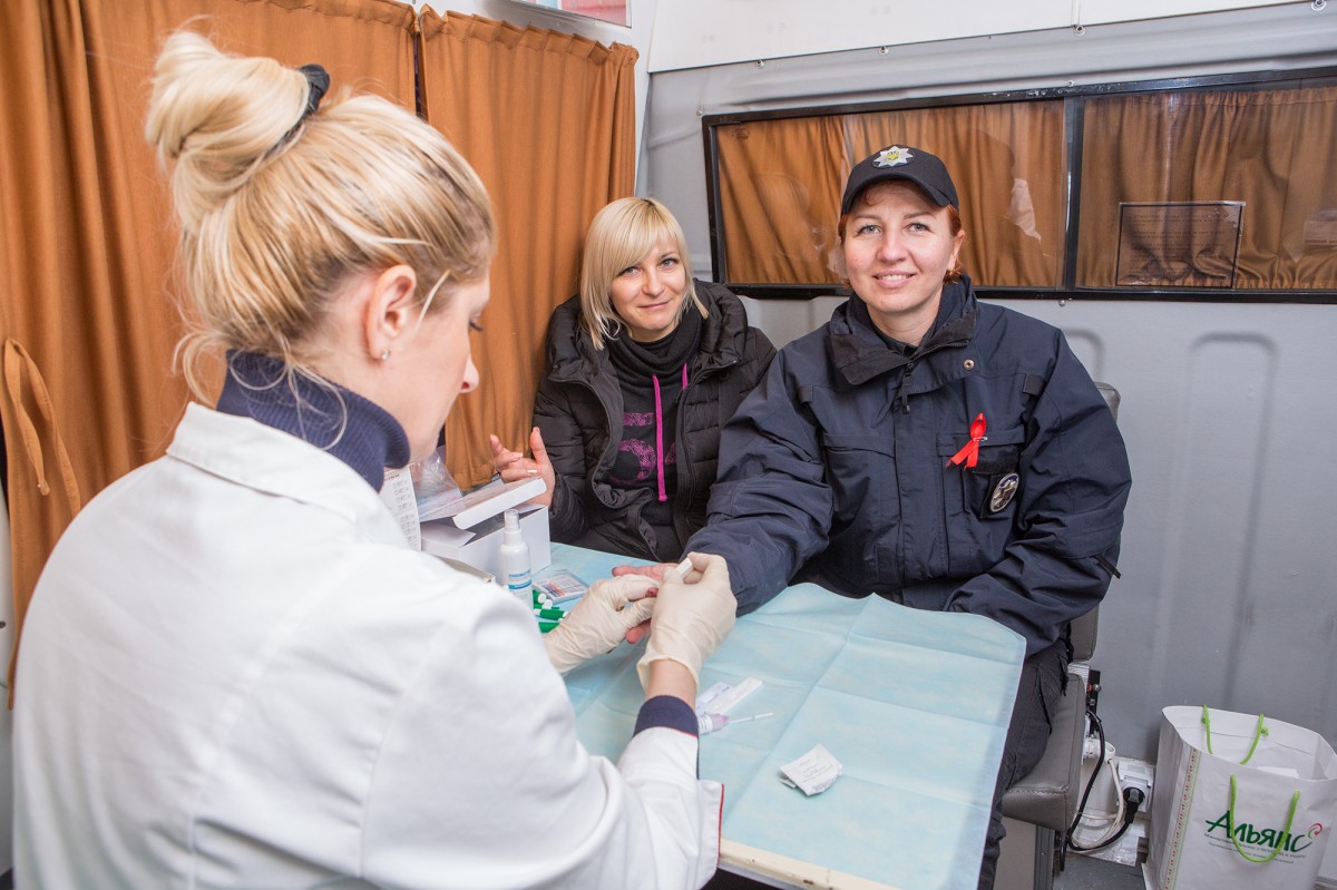 Патрульні поліцейські наділи червоні стрічки та пройшли експрес-тестування на ВІЛ з нагоди Всесвітнього дня боротьби зі СНІДом Патрульні поліцейські наділи червоні стрічки та пройшли експрес-тестування на ВІЛ з нагоди Всесвітнього дня боротьби зі СНІДом